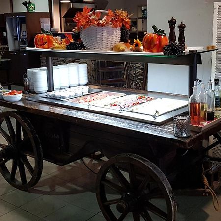 Hotel Erasmus Постойна Екстер'єр фото