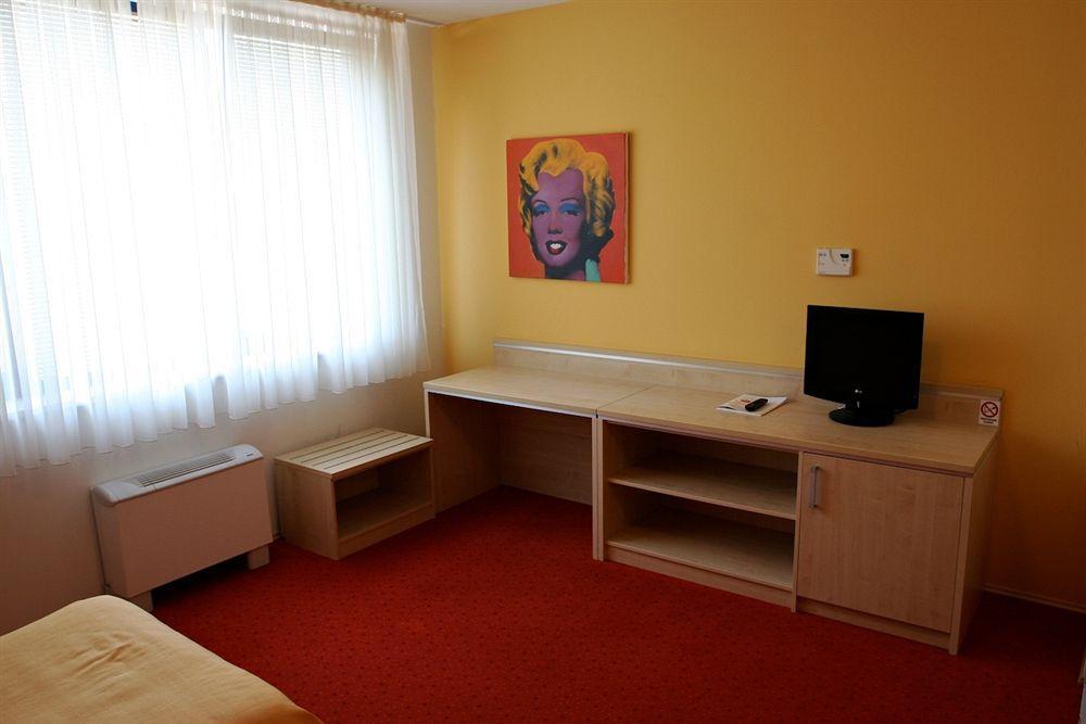 Hotel Erasmus Постойна Екстер'єр фото