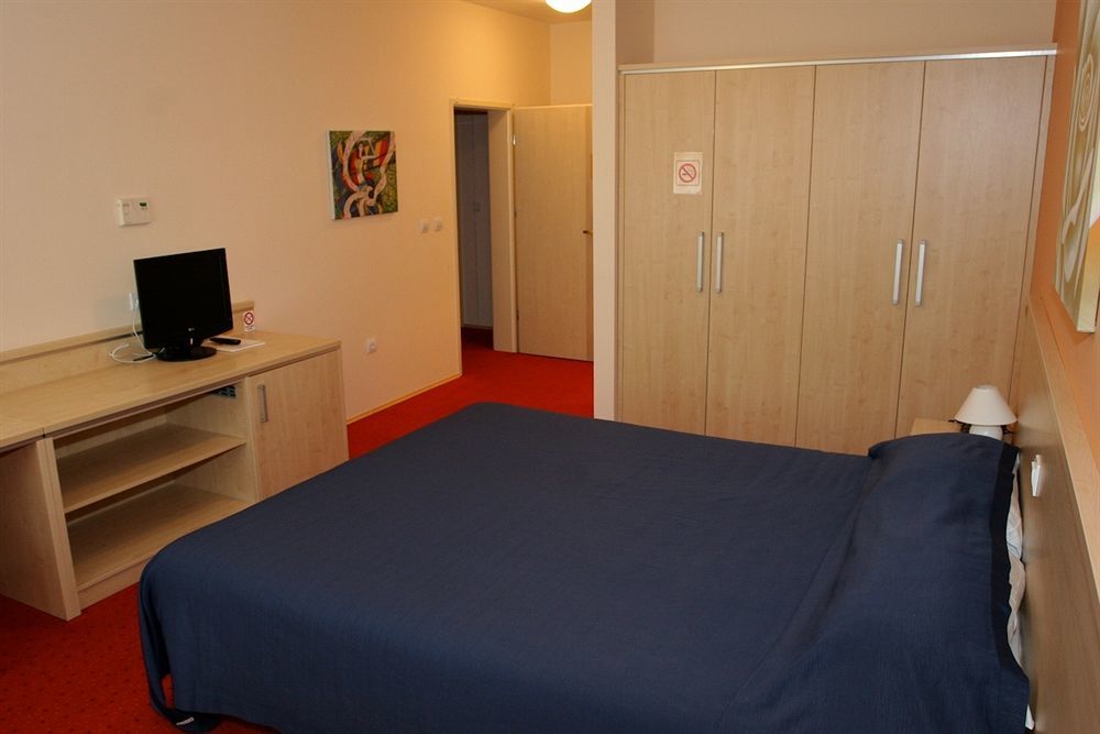 Hotel Erasmus Постойна Екстер'єр фото