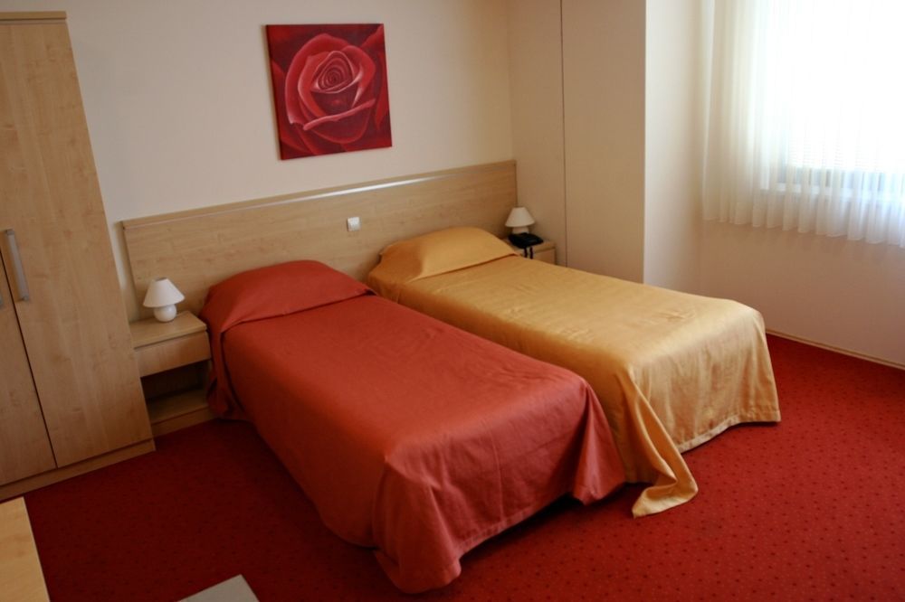 Hotel Erasmus Постойна Екстер'єр фото