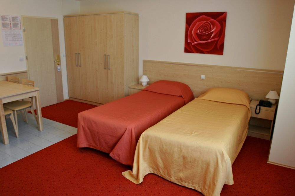 Hotel Erasmus Постойна Екстер'єр фото