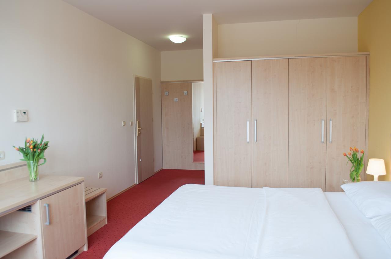 Hotel Erasmus Постойна Екстер'єр фото