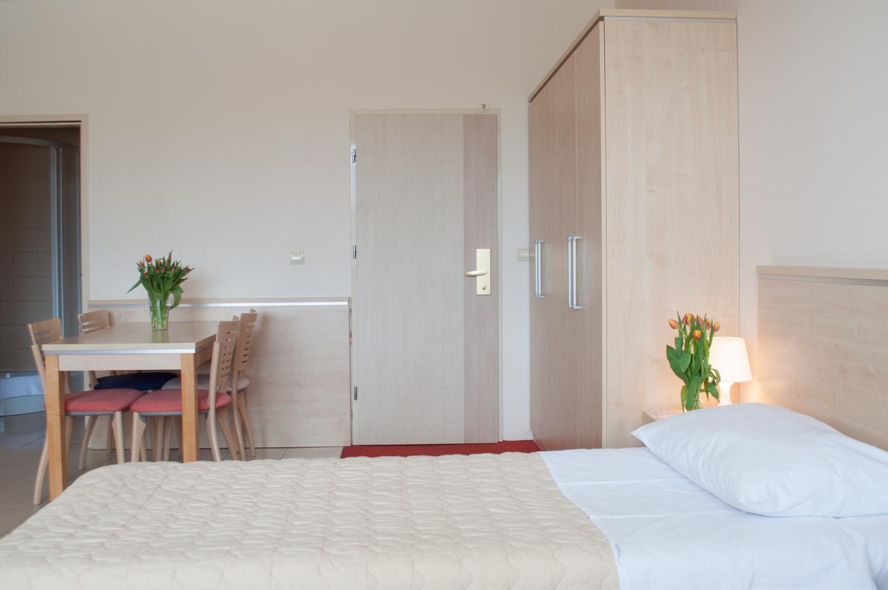 Hotel Erasmus Постойна Екстер'єр фото