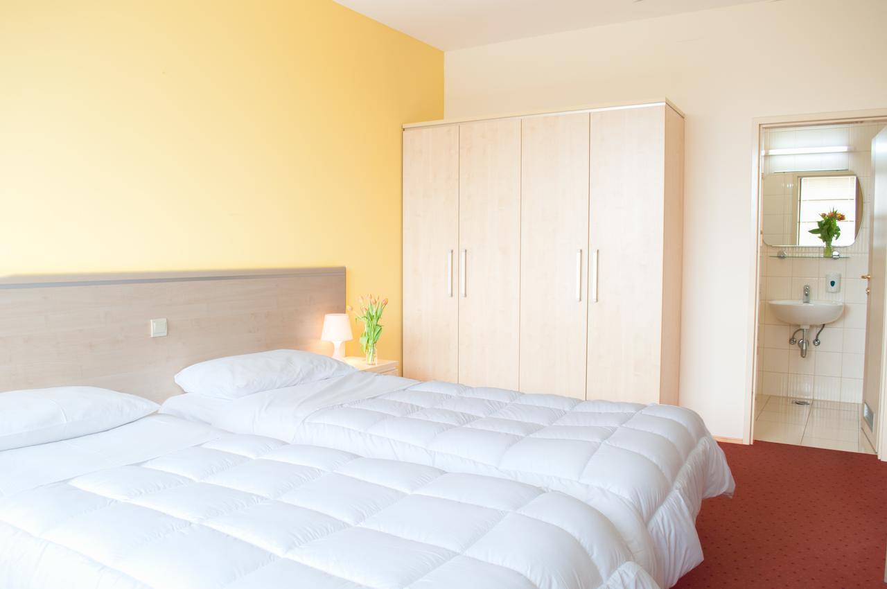 Hotel Erasmus Постойна Екстер'єр фото