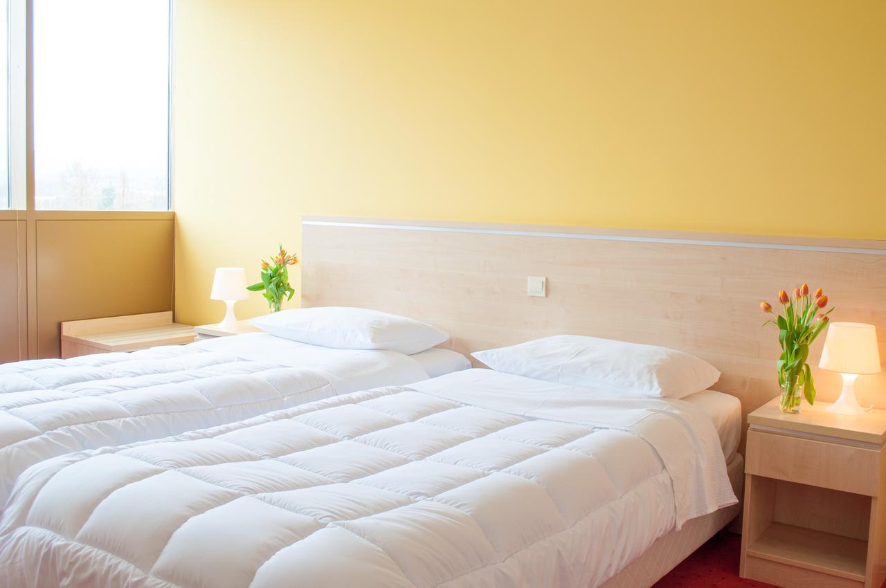 Hotel Erasmus Постойна Екстер'єр фото