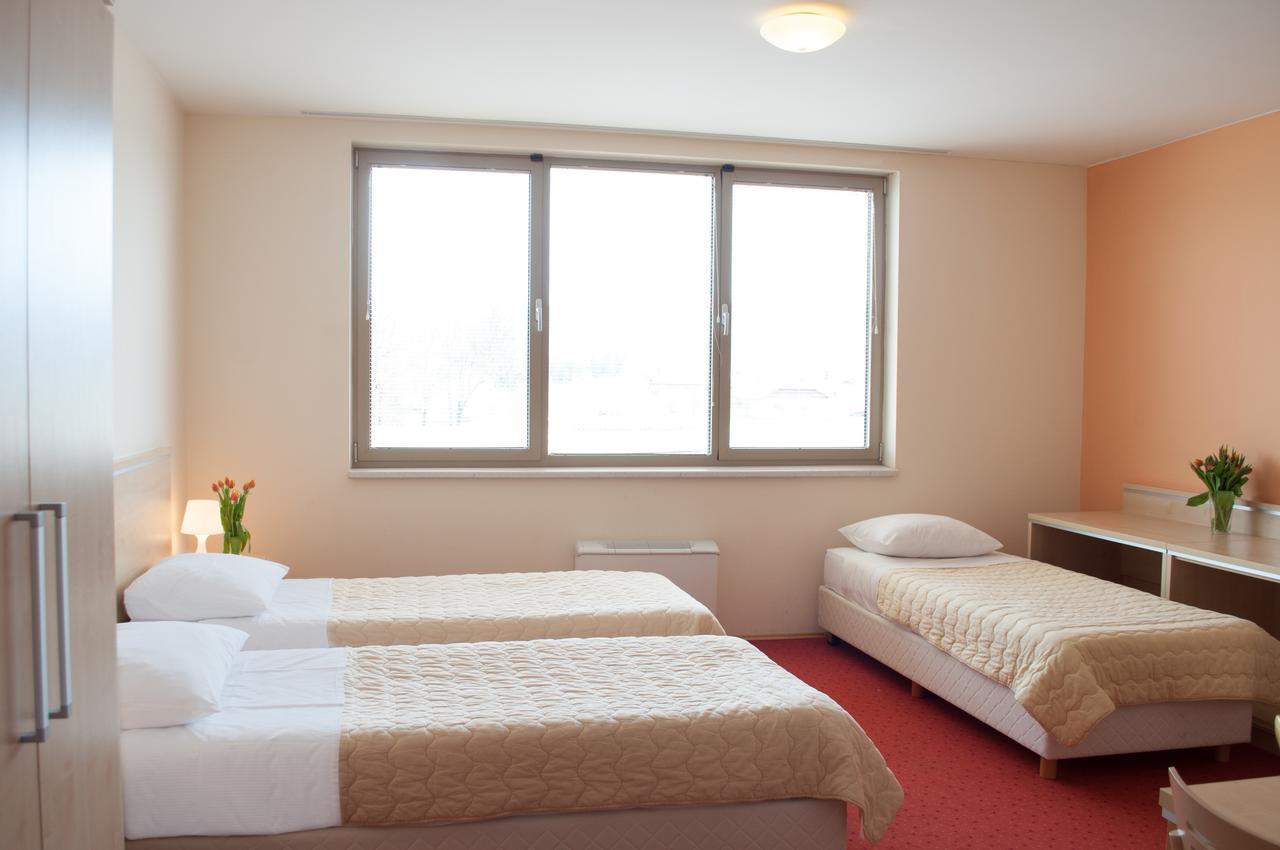 Hotel Erasmus Постойна Екстер'єр фото