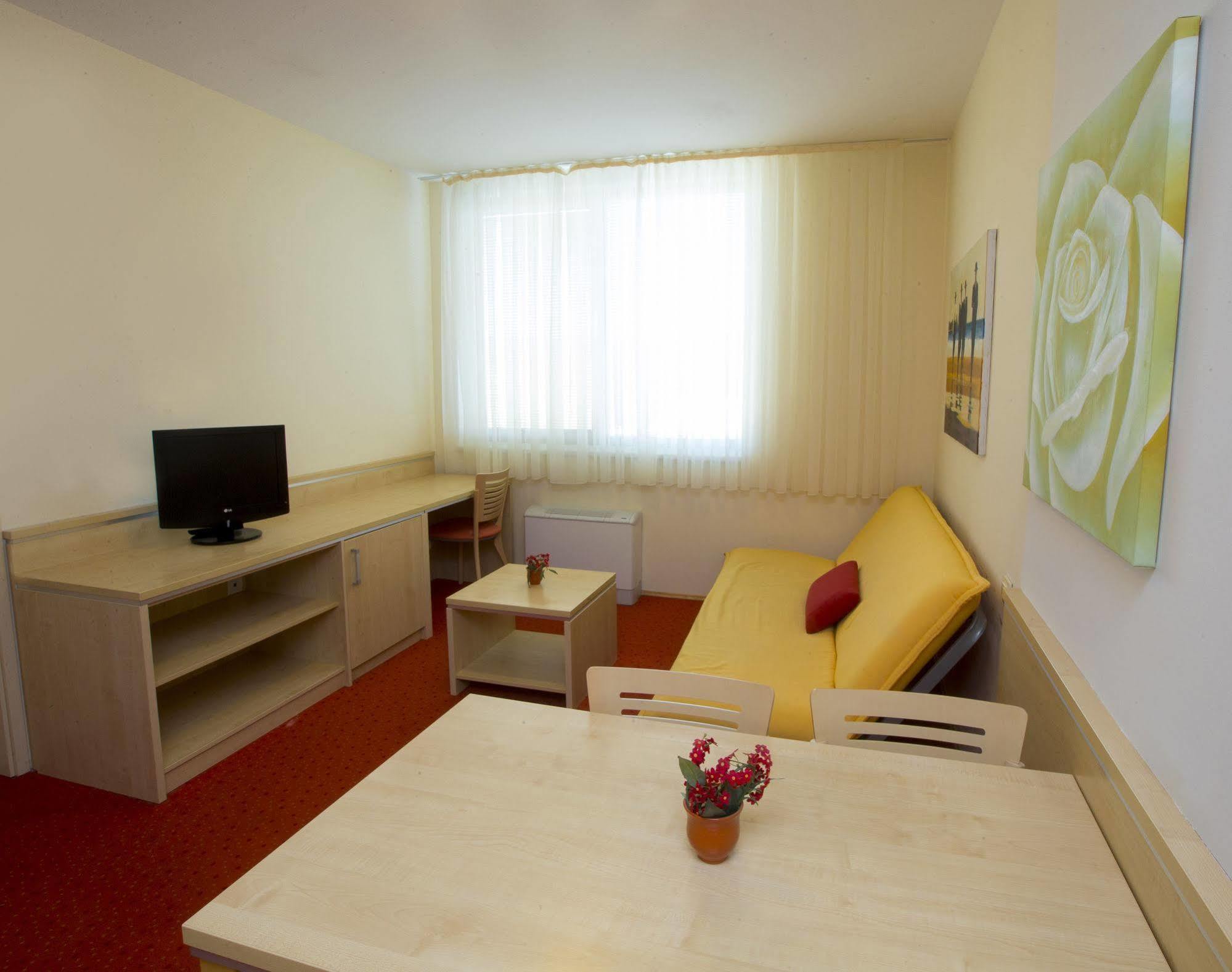 Hotel Erasmus Постойна Екстер'єр фото