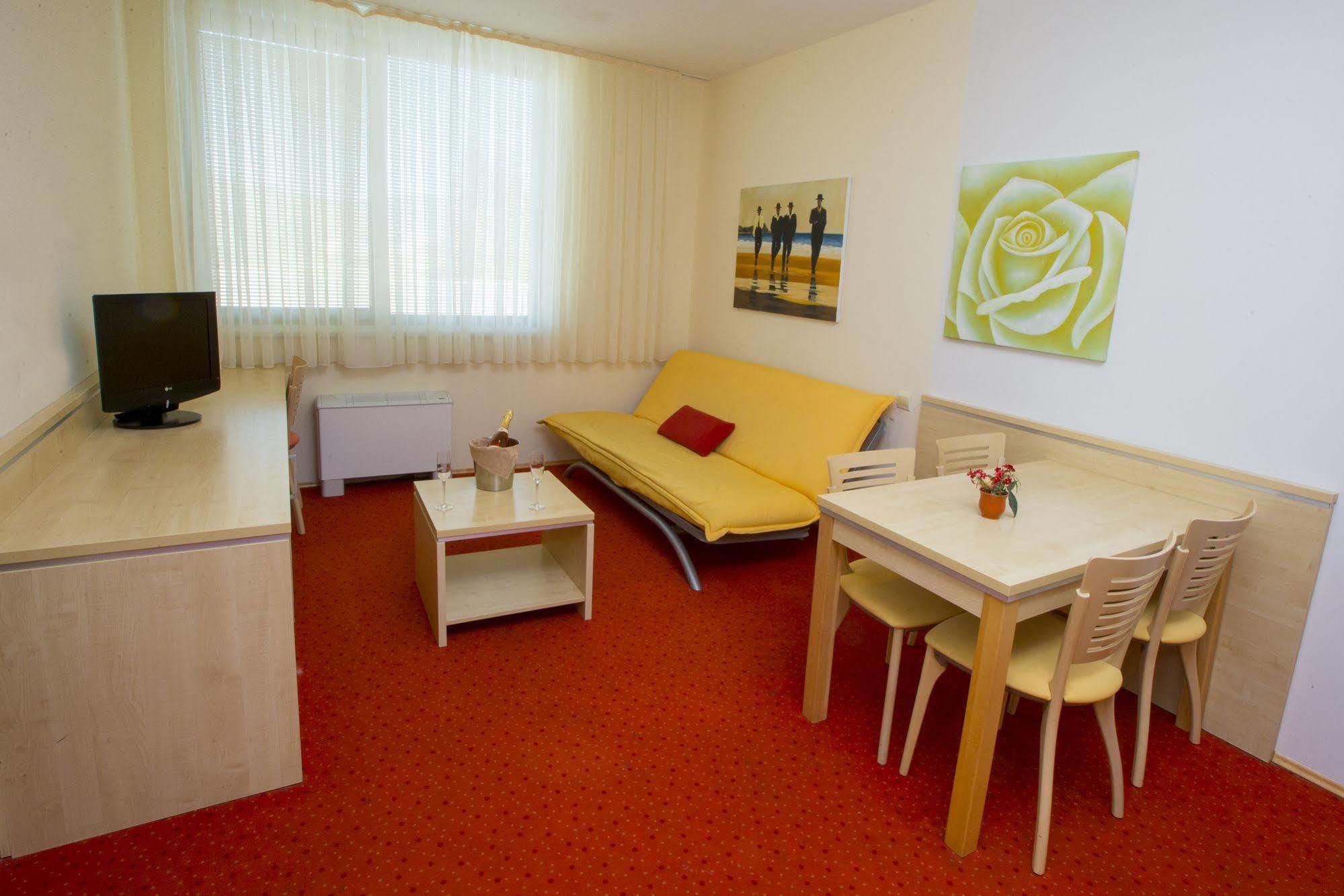 Hotel Erasmus Постойна Екстер'єр фото