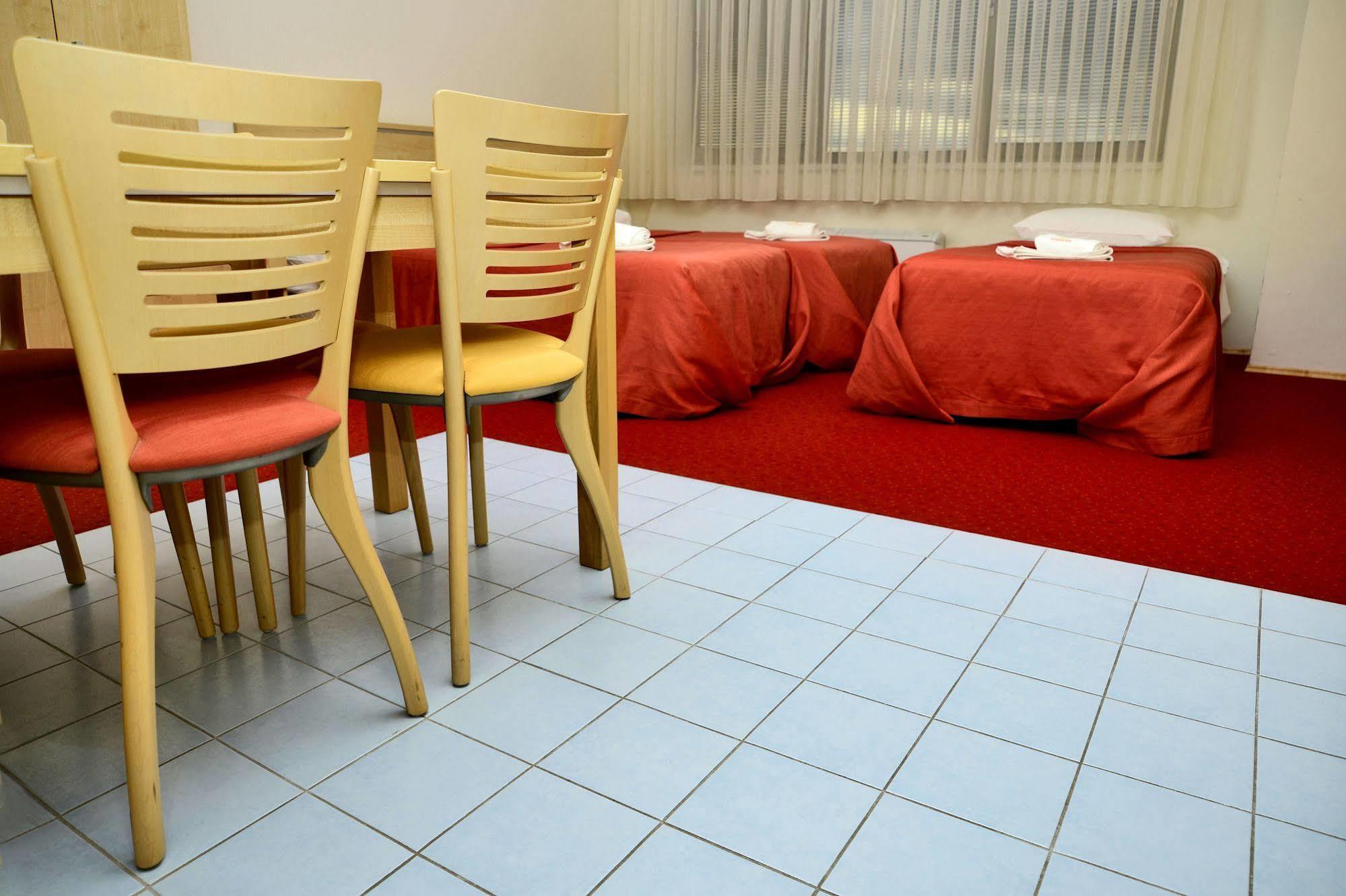 Hotel Erasmus Постойна Екстер'єр фото
