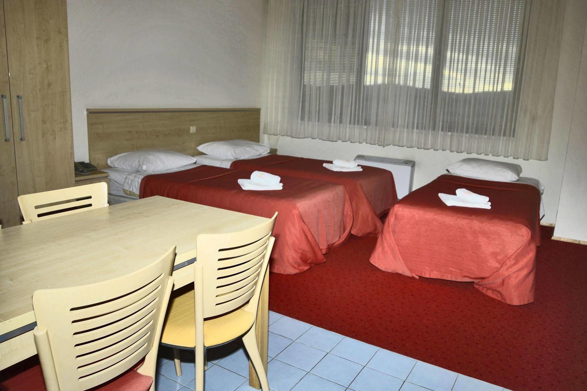 Hotel Erasmus Постойна Екстер'єр фото