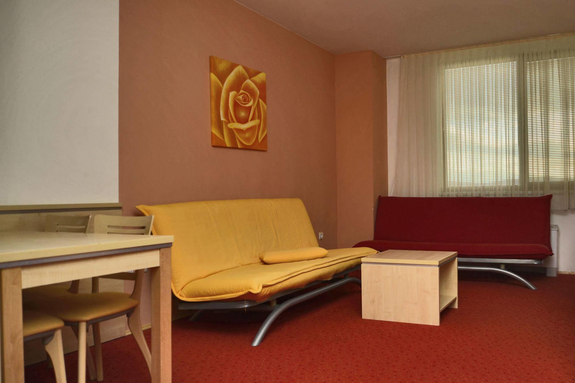Hotel Erasmus Постойна Екстер'єр фото