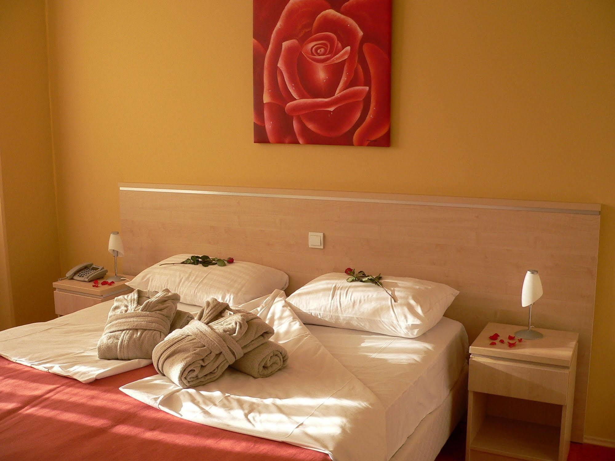 Hotel Erasmus Постойна Екстер'єр фото