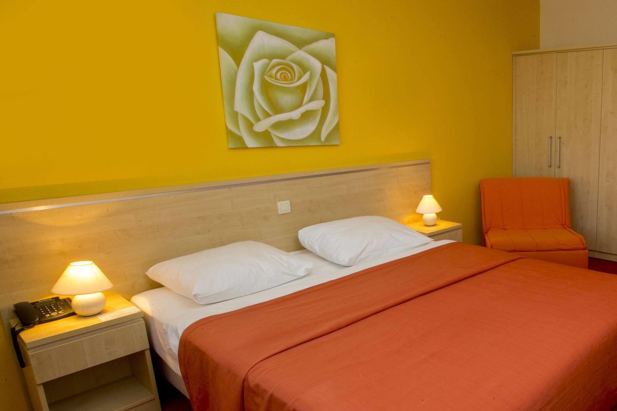 Hotel Erasmus Постойна Екстер'єр фото
