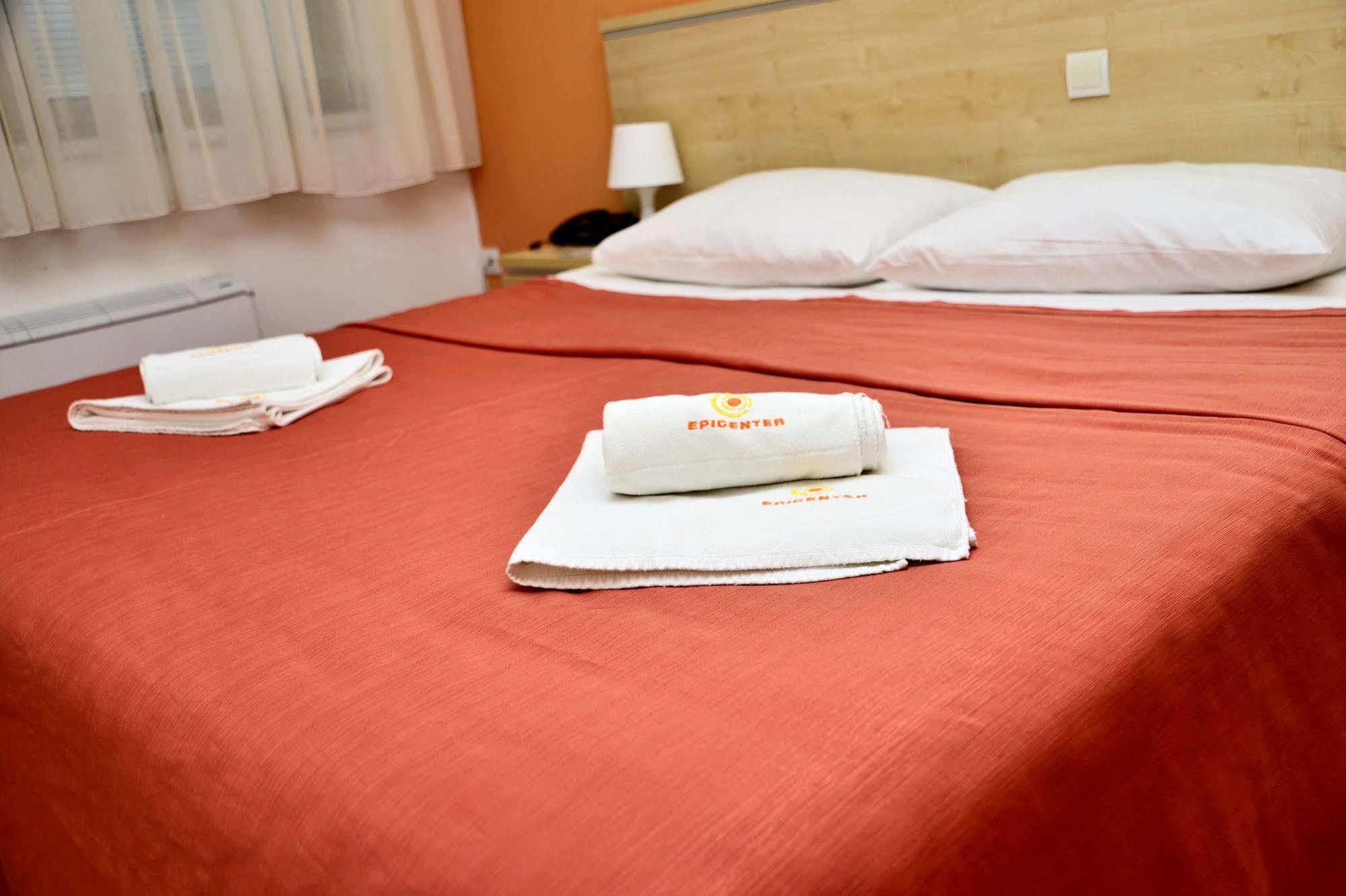 Hotel Erasmus Постойна Екстер'єр фото
