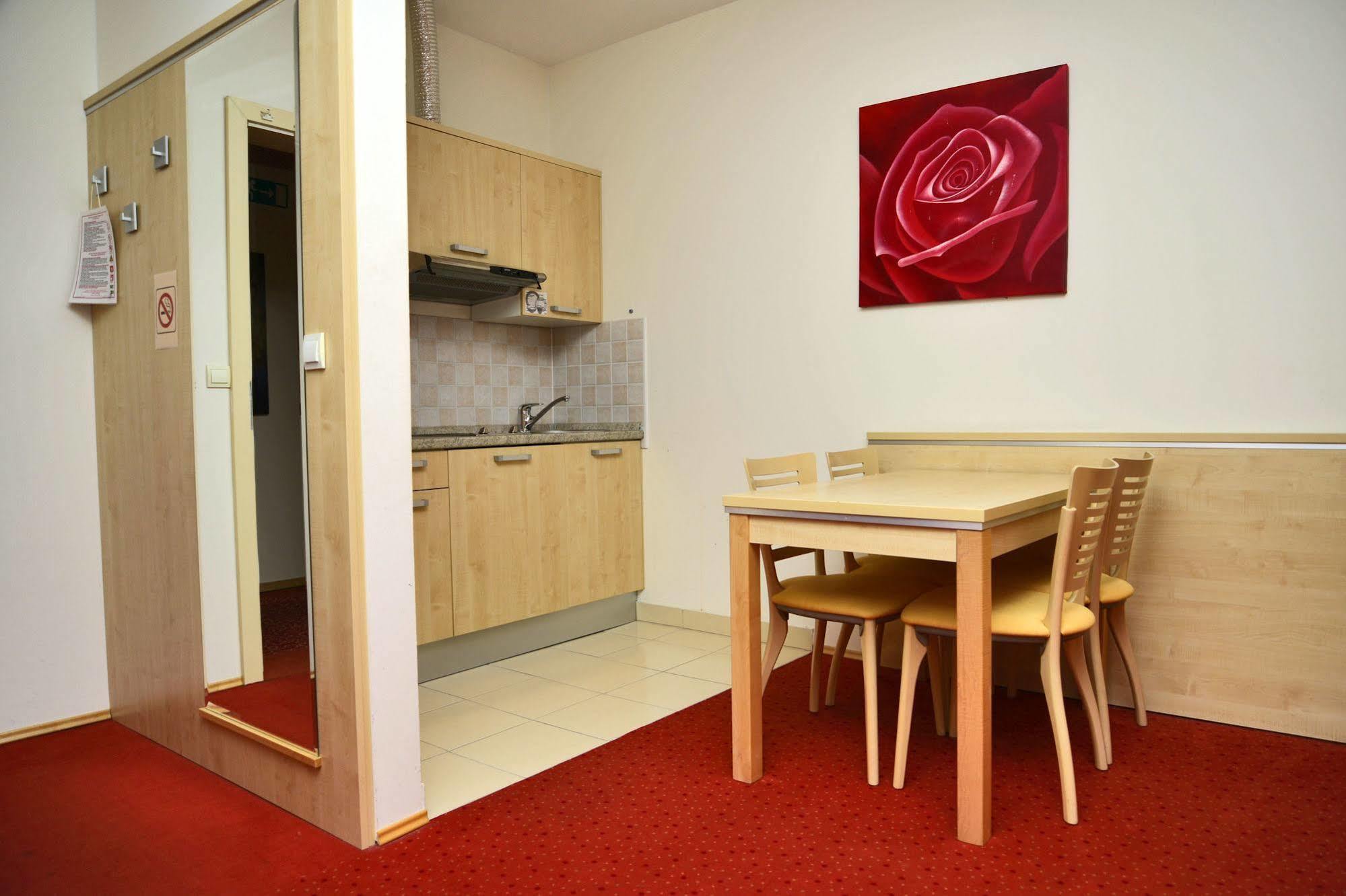 Hotel Erasmus Постойна Екстер'єр фото