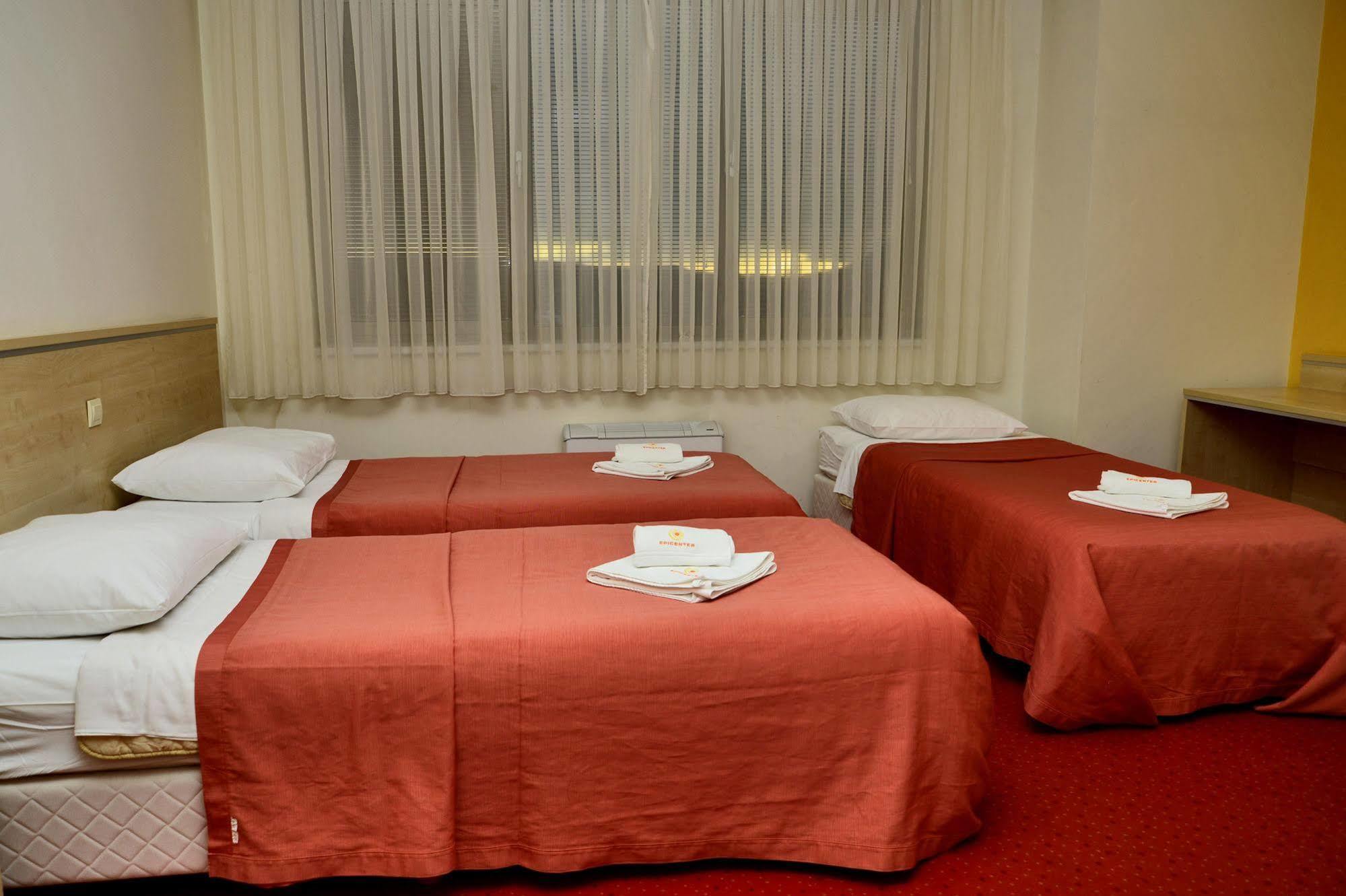 Hotel Erasmus Постойна Екстер'єр фото