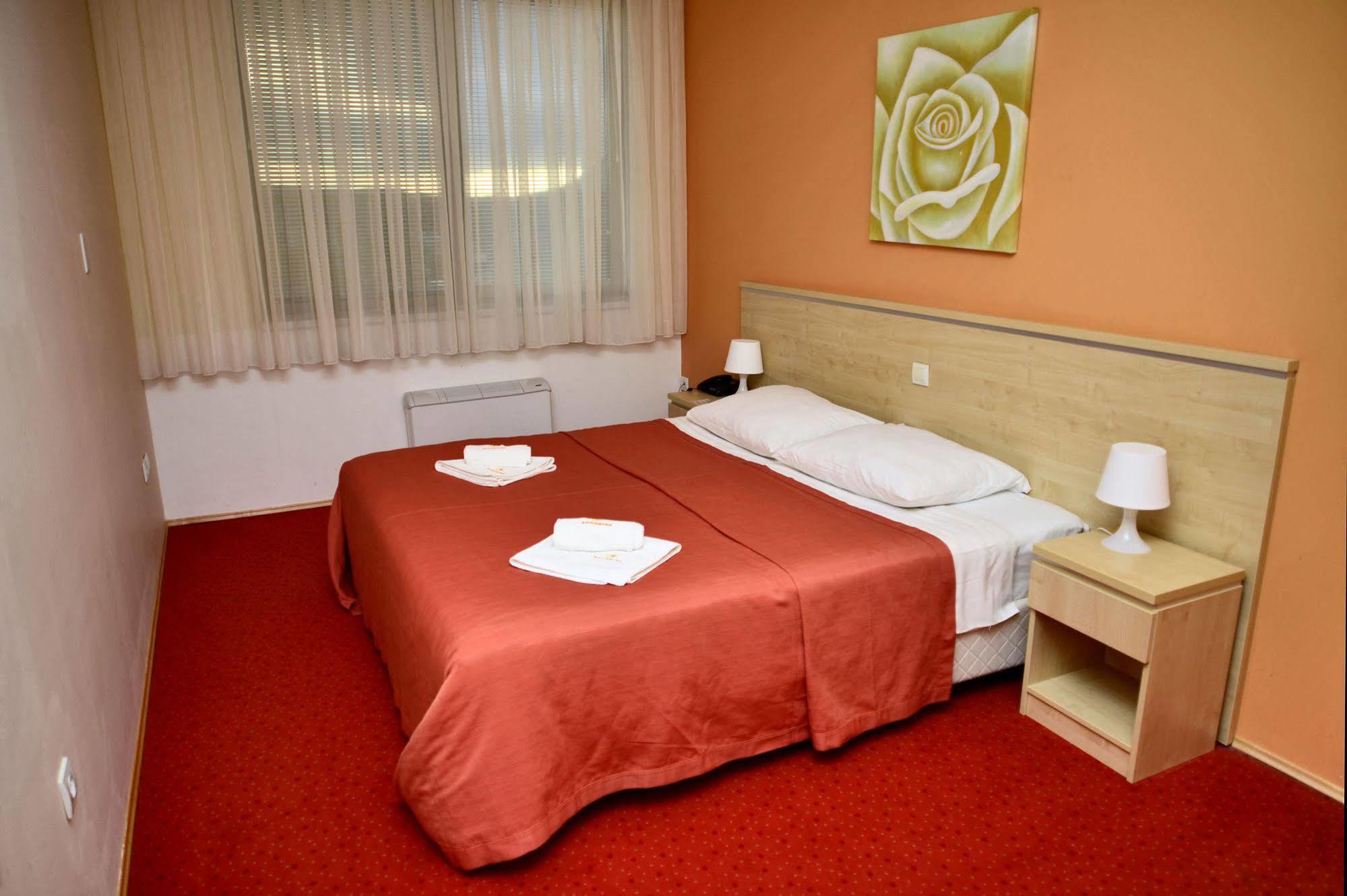 Hotel Erasmus Постойна Екстер'єр фото
