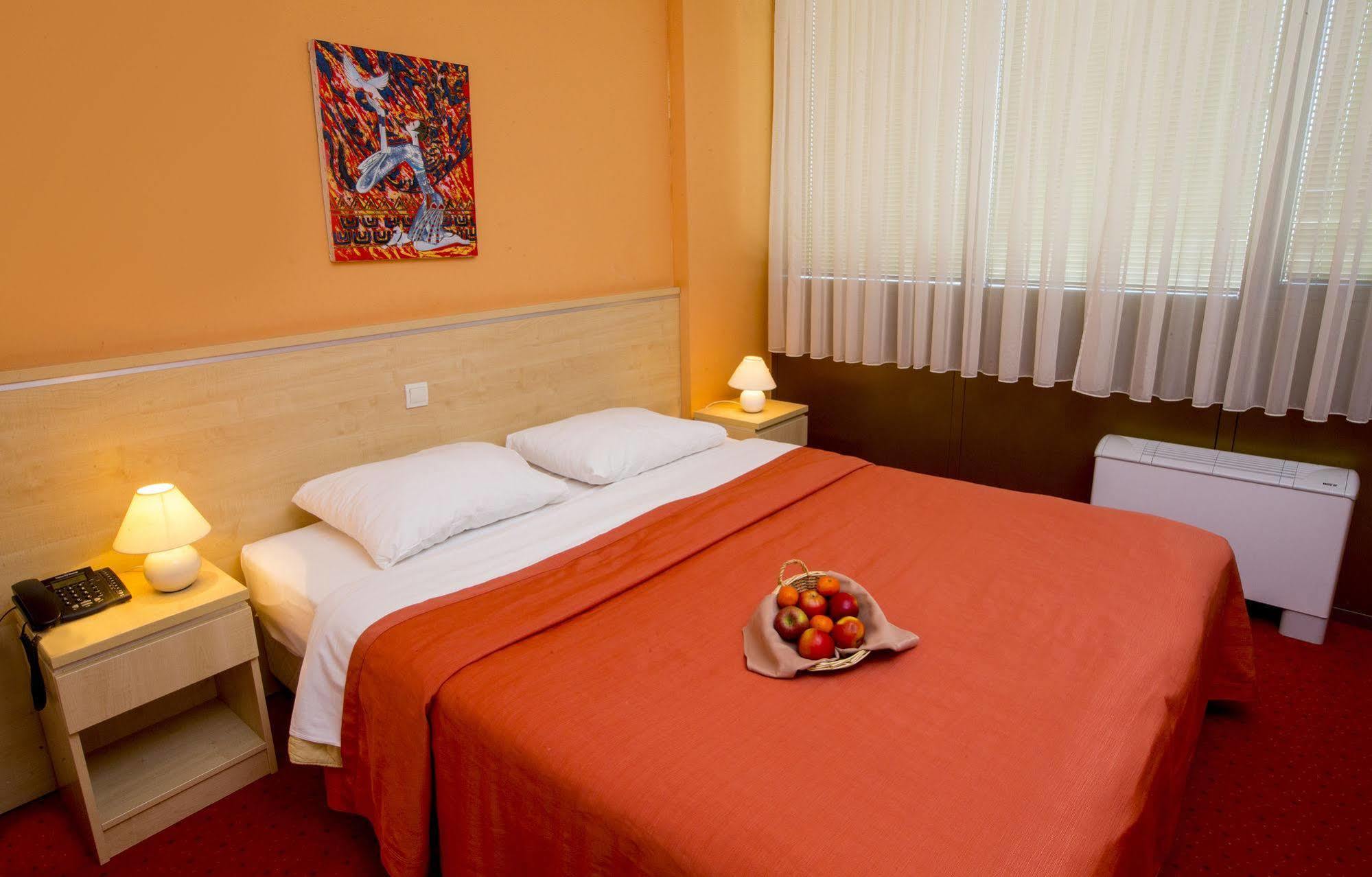 Hotel Erasmus Постойна Екстер'єр фото