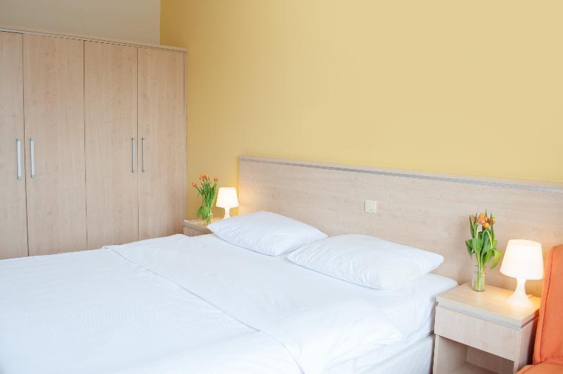Hotel Erasmus Постойна Екстер'єр фото